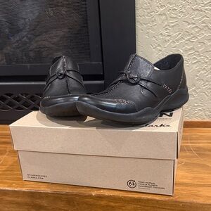 Clarks Women’s Black Leather Loafers sz7